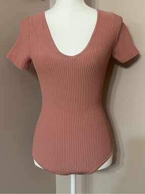 ⭐️ 2 for $15. debut Ribbed V-Neck Short Sleeve Bodysuit - Dusty Rose